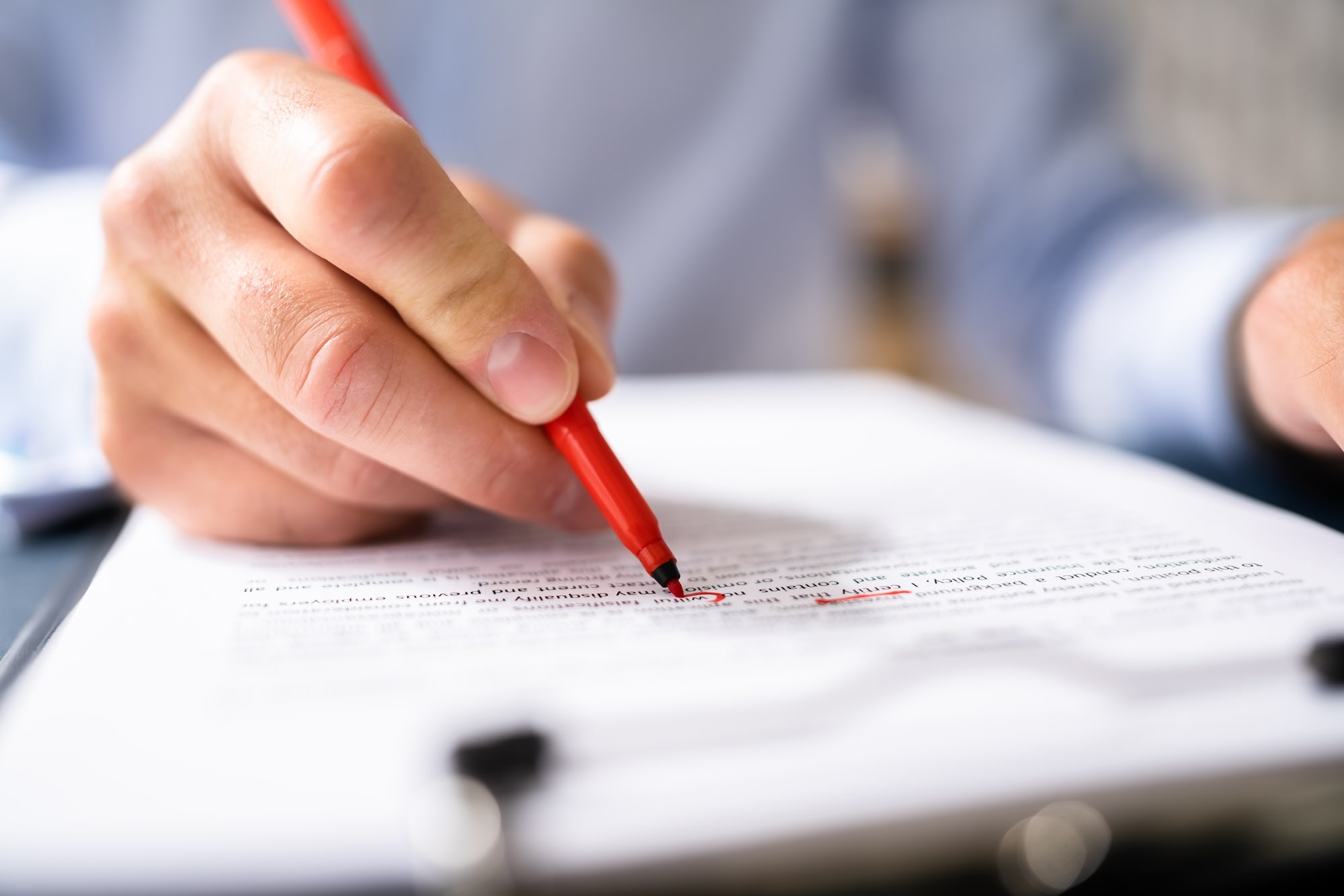 Beim Korrigieren und Lektorieren achten wir auch auf Kleinigkeiten – damit Du glänzen kannst! Beim Korrigieren und Lektorieren achten wir auch auf Kleinigkeiten – damit Du glänzen kannst!