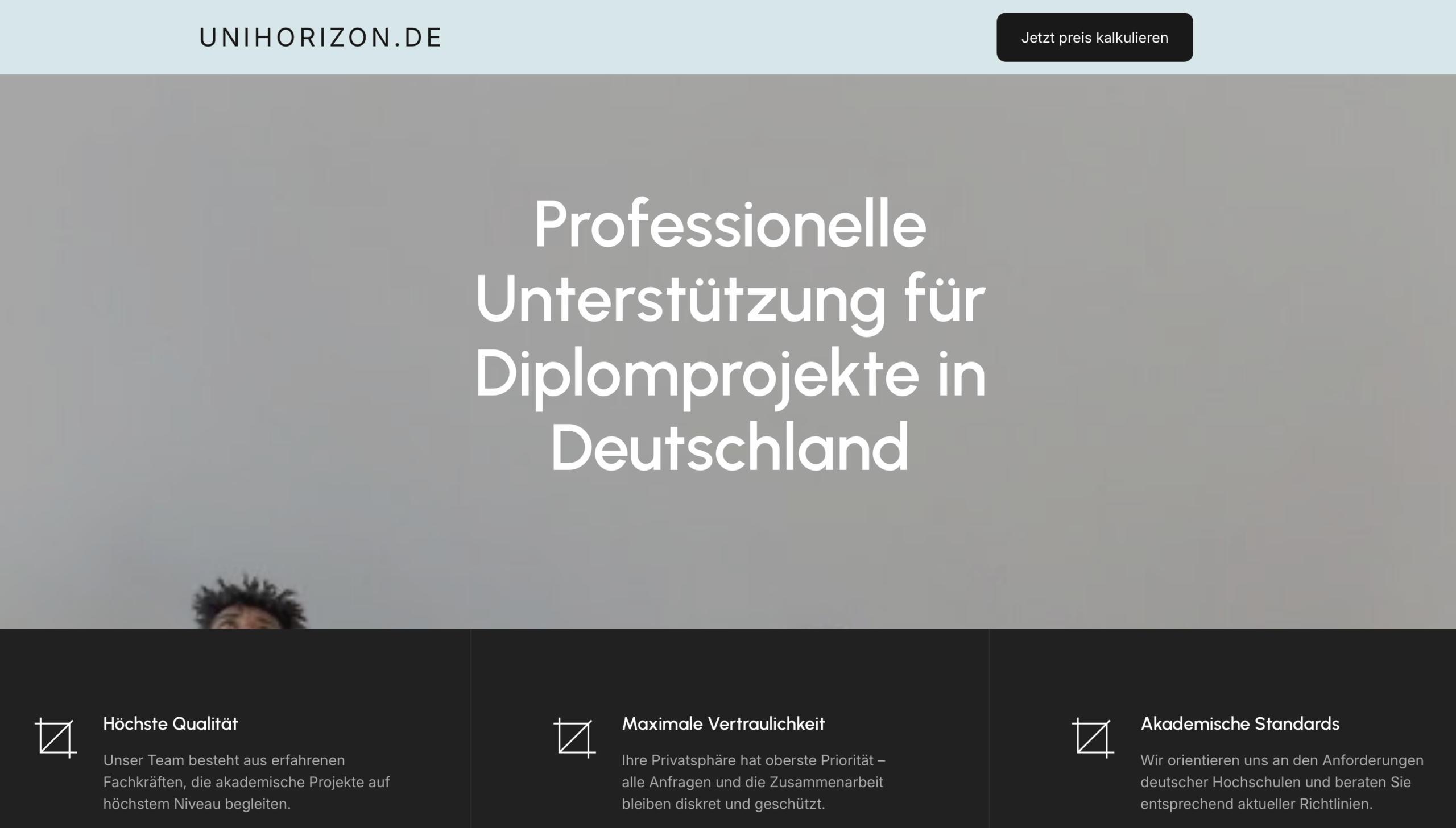 Neutrale grau-weisse Maskenseite von unihorizon.de ohne Impressum